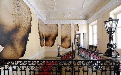 Die &quot;Brandakten&quot; ausgestellt auf der Feststiege im Bundeskanzleramt im Jahr 2015 im Rahmen der Ausstellung &quot;Idee Europa - 200 Jahre Wiener Kongress&quot;.