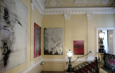 Das Werk &quot;The End of Flags&quot; von Hubert Scheibl derzeit ausgestellt auf der Feststiege im Bundeskanzleramt.