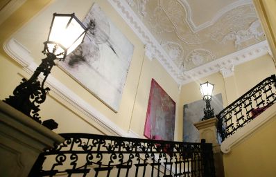 Das Werk &quot;The End of Flags&quot; von Hubert Scheibl derzeit ausgestellt auf der Feststiege im Bundeskanzleramt.