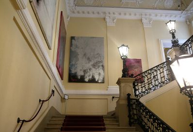 Das Werk &quot;The End of Flags&quot; von Hubert Scheibl derzeit ausgestellt auf der Feststiege im Bundeskanzleramt.