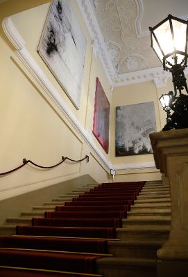 Das Werk &quot;The End of Flags&quot; von Hubert Scheibl derzeit ausgestellt auf der Feststiege im Bundeskanzleramt.