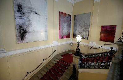 Das Werk &quot;The End of Flags&quot; von Hubert Scheibl derzeit ausgestellt auf der Feststiege im Bundeskanzleramt.