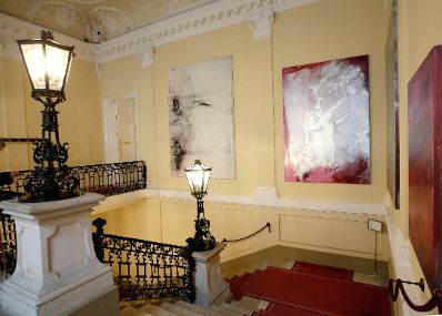 Das Werk &quot;The End of Flags&quot; von Hubert Scheibl derzeit ausgestellt auf der Feststiege im Bundeskanzleramt.