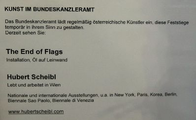 Infotafel zu dem Werk &quot;The End of Flags&quot; von Hubert Scheibl derzeit ausgestellt auf der Feststiege im Bundeskanzleramt.