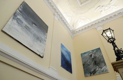 Die Werke &quot;Ohne Titel&quot; von Herbert Brandl ausgestellt auf der Feststiege im Bundeskanzleramt im Jahr 2018.