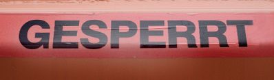 Aufkleber mit dem Schriftzug &quot;GESPERRT&quot; Schlagworte: Beschriftung, Schild