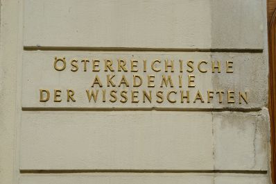 Schriftzug &quot;&Ouml;STERREICHISCHE AKADEMIE DER WISSENSCHAFTEN&quot;. Schlagworte: Beschriftung, Schild