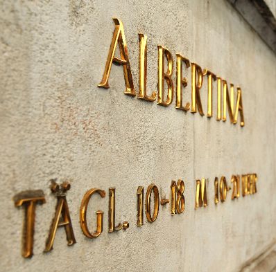 Information &uuml;ber die t&auml;glichen &Ouml;ffnungszeiten der Albertina. Schlagworte: Beschriftung, Museum, Schild