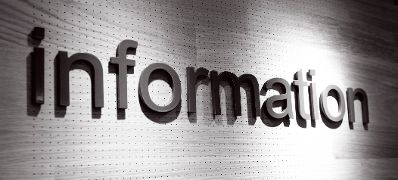 Schild mit der Aufschrift &quot;Information&quot;. Schlagworte: Beschriftung, Information, Schild, Schrift