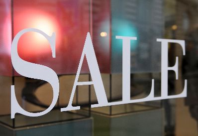 Schriftzug &quot;Sale&quot; an einer Auslage. Schlagworte: Abverkauf, Beschriftungen, Sale