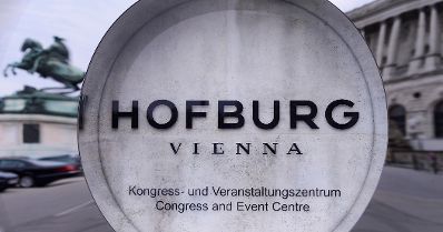 Schild mit der Aufschrift &quot;HOFBURG VIENNA Kongress- und Veranstaltungszentrum Congress and Event Centre&quot;. Schlagworte: Beschriftung, Schild