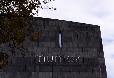 Das Museum moderner Kunst (mumok) im MuseumsQuartier. Schlagworte: Beschriftung, Geb&auml;ude, Kunst, MQ, Museum, Schild, Stadtlandschaft