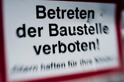 Hinweisschild &quot;Betreten der Baustelle verboten!&quot; (Eltern haften f&uuml;r ihre Kinder) Schlagworte: Beschriftung, Schild