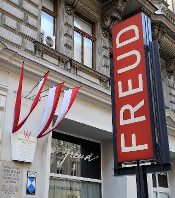 Der Schriftzug des Sigmund Freud Museums in der Berggasse 19 im 9. Bezirk. Schlagworte: Beschriftung, Fahnen, Flaggen, Geb&auml;ude, Schild, Sehensw&uuml;rdigkeit, Stadtlandschaft
