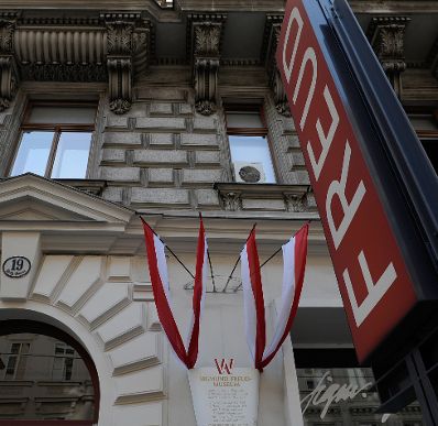 Der Schriftzug des as Sigmund Freud Museums in der Berggasse 19 im 9. Bezirk. Schlagworte: Beschriftung, Fahnen, Flaggen, Geb&auml;ude, Schild, Sehensw&uuml;rdigkeit, Stadtlandschaft