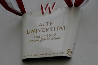 H&auml;usertafel an der Alten Universit&auml;t in Wien. Schlagworte: Beschriftung, Metalltafel, Schild