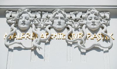 Schriftzug &quot;Malerei Architektur Plastik&quot; auf dem Ausstellungsgeb&auml;ude der Wiener Secession. Schlagworte: Architektur, Denkmal, Geb&auml;ude, Sehensw&uuml;rdigkeit, Stadtlandschaft