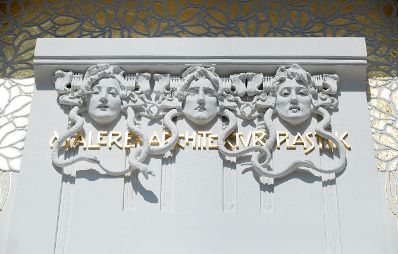Schriftzug &quot;Malerei Architektur Plastik&quot; auf dem Ausstellungsgeb&auml;ude der Wiener Secession. Schlagworte: Architektur, Denkmal, Geb&auml;ude, Sehensw&uuml;rdigkeit, Stadtlandschaft