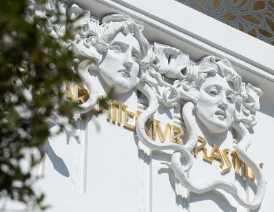Schriftzug &quot;Malerei Architektur Plastik&quot; auf dem Ausstellungsgeb&auml;ude der Wiener Secession. Schlagworte: Architektur, Denkmal, Geb&auml;ude, Sehensw&uuml;rdigkeit, Stadtlandschaft