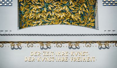 Schriftzug &quot;Der Zeit ihre Kunst der Kunst ihre Freiheit&quot; auf dem Ausstellungsgeb&auml;ude der Wiener Secession. Schlagworte: Architektur, Denkmal, Geb&auml;ude, Sehensw&uuml;rdigkeit, Stadtlandschaft