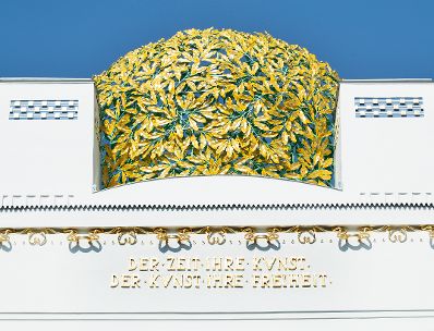 Schriftzug &quot;Der Zeit ihre Kunst der Kunst ihre Freiheit&quot; auf dem Ausstellungsgeb&auml;ude der Wiener Secession. Schlagworte: Architektur, Denkmal, Geb&auml;ude, Sehensw&uuml;rdigkeit, Stadtlandschaft