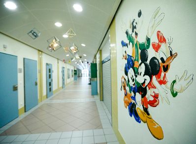 Ein Gang in einer Schule. Schlagworte: Comics, Disney, Daisy, Goofy, Licht, lernen, Micky, Mini, Pluto, T&uuml;ren