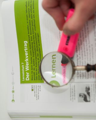 Schulsachen Schlagworte: Lernen, Lupe, Markieren, Schulsachen