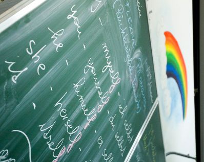 Eine Schultafel in einer Schule. Schlagworte: Gr&uuml;n, Kreide, lernen, Schule, Tafel, Text, Unterricht