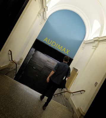 Aufnahme an der Hauptuniversit&auml;t Wien. Ein Student auf dem Weg zum Audimax. Schlagworte: Audimax, Beschriftungen, Bildung, H&ouml;rsaal, Student, Mann, Menschen, Universit&auml;t