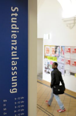 Aufnahme an der Hauptuniversit&auml;t Wien. Schlagworte: Beschriftung, Bildung, Handtasche, Student, Studienzulassung, Mann, Menschen, Universit&auml;t