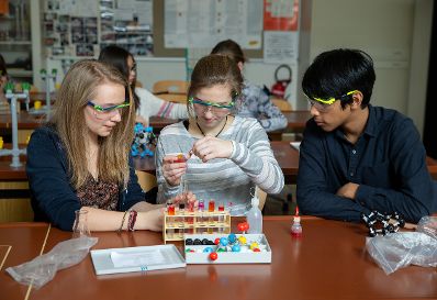 Sch&uuml;lerinnen und Sch&uuml;ler bei einem Experiment im Unterricht. Schlagw&ouml;rter: Sch&uuml;lerinnen, Sch&uuml;ler, Chemie, Schule, Unterricht, Experiment, Bildung, Rat f&uuml;r Bildung, Jugend, Kultur, Sport, EYC