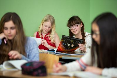 Sch&uuml;lerinnen und Sch&uuml;ler einer Klasse beim Unterricht. Schlagw&ouml;rter: Sch&uuml;lerinnen, Sch&uuml;ler, Klasse, Unterricht, Bildung, Schule, Rat f&uuml;r Bildung, Jugend, Kultur, Sport, EYC