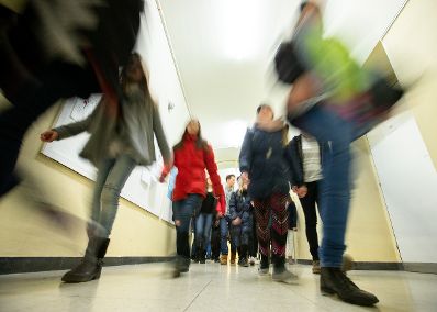 Sch&uuml;lerinnen und Sch&uuml;ler in einer Schule. Schlagw&ouml;rter: Sch&uuml;lerinnen, Sch&uuml;ler, Schule, Unterricht, Bildung, Rat f&uuml;r Bildung, Jugend, Kultur, Sport, EYC