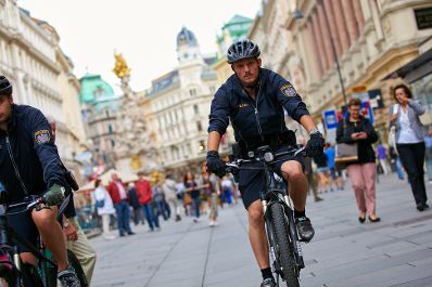 Zwei Einsatzkr&auml;fte der Fahrradpolizei im Dienst. Schlagw&ouml;rter: Fahrradpolizei, Fahrr&auml;der, Sicherheit, Polizei, Schutz, Stra&szlig;e, Verkehr, Rat f&uuml;r Justiz und Inneres, JHA
