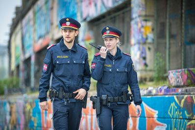 Eine Polizistin und ein Polizist im Dienst. Schlagw&ouml;rter: Donaukanal, Innere Stadt, Polizei, Polizist, Polizisten, Polizistin, Uniform, Tellerkappe, Streifendienst, Rayonsdienst, Graffiti, Rat f&uuml;r Justiz und Inneres, JHA, Rat f&uuml;r Ausw&auml;rtige Angelegenheiten, FAC