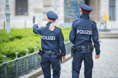 Eine Polizistin und ein Polizist im Dienst. Schlagw&ouml;rter: Polizei, Polizist, Polizisten, Polizistin, Uniform, Tellerkappe, Streifendienst, Rayonsdienst, Rat f&uuml;r Justiz und Inneres, JHA, Rat f&uuml;r Ausw&auml;rtige Angelegenheiten, FAC