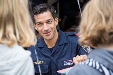 Polizistinnen und Polizisten am Tag des Sports im Wiener Prater. Schlagw&ouml;rter: Tag des Sports, Wiener Prater, Polizei Spitzensportler, Spitzensportlerinnen, Polizist, Polizistin, Polizisten, Uniform, Bundesministerium f&uuml;r Inneres, Besucher, Besucherinnen, Autogramme, Autogrammkarten, Rat f&uuml;r Justiz und Inneres, JHA