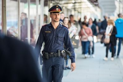 Ein Polizist im Dienst. Schlagw&ouml;rter: Polizist mit Migrationshintergrund, Polizei, Rayonsdienst, Streifendienst, Au&szlig;endienst, Fu&szlig;streifendienst, Streife, Herrengasse, Rat f&uuml;r Justiz und Inneres, JHA