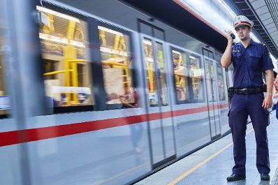 Ein Polizist im Dienst. Schlagw&ouml;rter: Polizist, Polizeistreife, Rayonsdienst, Streifendienst, Aussendienst, Uniform, Polizei, Funkger&auml;t, Funk, U Bahn, U-Bahn Streife, Bahnsteig, Rat f&uuml;r Justiz und Inneres, JHA