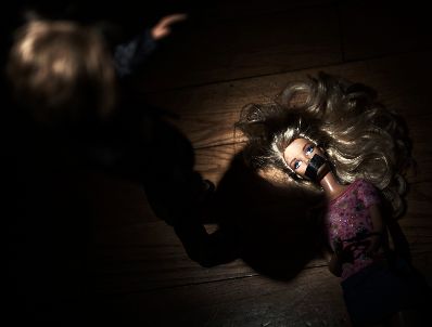 Gewalt an Frauen. Schlagworte: Angst, Fesseln, Frau, Gewalt, Mann, Menschen, Puppen, schlagen