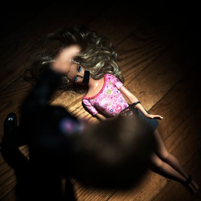 Gewalt an Frauen. Schlagworte: Angst, Fesseln, Frau, Gewalt, Mann, Menschen, Puppen, schlagen