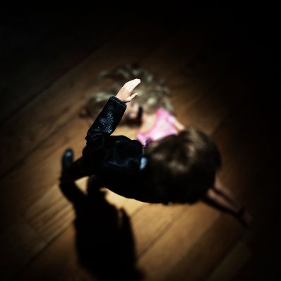 Gewalt an Frauen. Schlagworte: Angst, Fesseln, Frau, Gewalt, Mann, Menschen, Puppen, schlagen