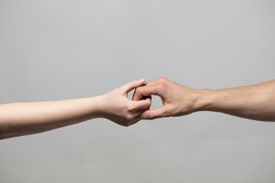 H&auml;nde, die einander ber&uuml;hren. Schlagw&ouml;rter: Hand, H&auml;nde, Subsidiarit&auml;t, Halt