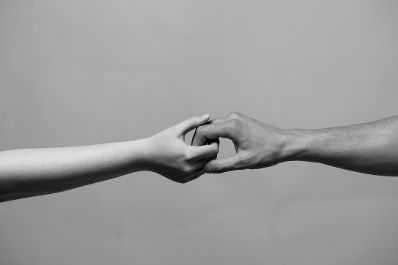 H&auml;nde, die einander ber&uuml;hren. Schlagw&ouml;rter: Hand, H&auml;nde, Subsidiarit&auml;t, Halt, schwarz-wei&szlig;