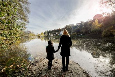 Eine Frau und ein M&auml;dchen an einem See. Schlagw&ouml;rter: Natur, Frau, M&auml;dchen, Mutter, Kind, Tochter, Familie, B&auml;ume, Baum, Wald, Rat f&uuml;r Bildung, Jugend, Kultur, Sport, EYC