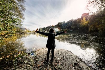 Ein M&auml;dchen an einem See. Schlagw&ouml;rter: Natur, M&auml;dchen, Kind, Familie, B&auml;ume, Baum, Wald, Rat f&uuml;r Bildung, Jugend, Kultur, Sport, EYC