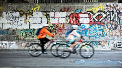 Radfahrer auf der Wiener Donauinsel. Schlagw&ouml;rter: Radfahrer, Donauinsel, Wien, DC Tower, Donau City Tower, Graffiti , Rat f&uuml;r Bildung, Jugend, Kultur, Sport, EYC