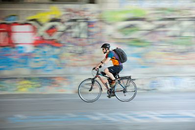 Radfahrer auf der Wiener Donauinsel. Schlagw&ouml;rter: Radfahrer, Donauinsel, Wien, DC Tower, Donau City Tower, Graffiti, Rat f&uuml;r Bildung, Jugend, Kultur, Sport, EYC