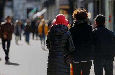 Passanten in den Wiener Einkaufsstra&szlig;en. Schlagw&ouml;rter: Passanten, Menschen, einkaufen, Stadt, Gesch&auml;fte, Stra&szlig;en, Touristen