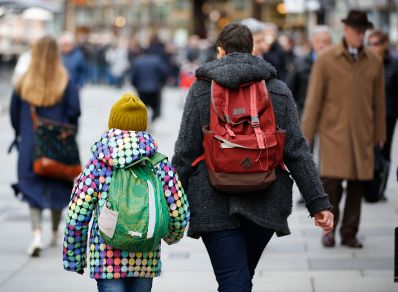 Passanten in den Wiener Einkaufsstra&szlig;en. Schlagw&ouml;rter: Passanten, Menschen, einkaufen, Stadt, Gesch&auml;fte, Stra&szlig;en, Touristen